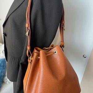 Authentic Louis Vuitton bucket bag in brown epi leather